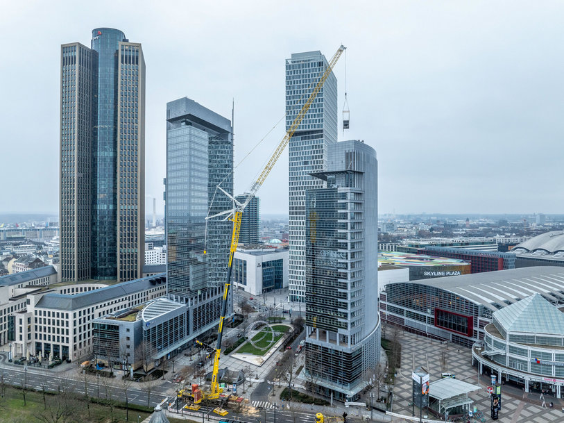 Liebherr LTM 1650-8.1 installs chiller units against the backdrop of the Frankfurt skyline